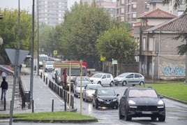 Numerosos vehículos circulan por el Paseo Julio Hauzeur, junto al IES Miguel Herrero.