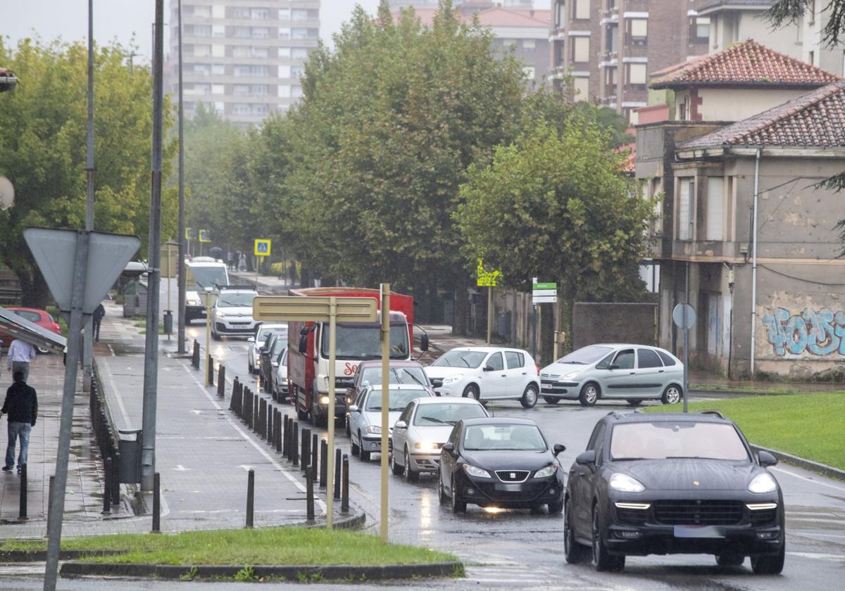 Numerosos vehículos circulan por el Paseo Julio Hauzeur, junto al IES Miguel Herrero.