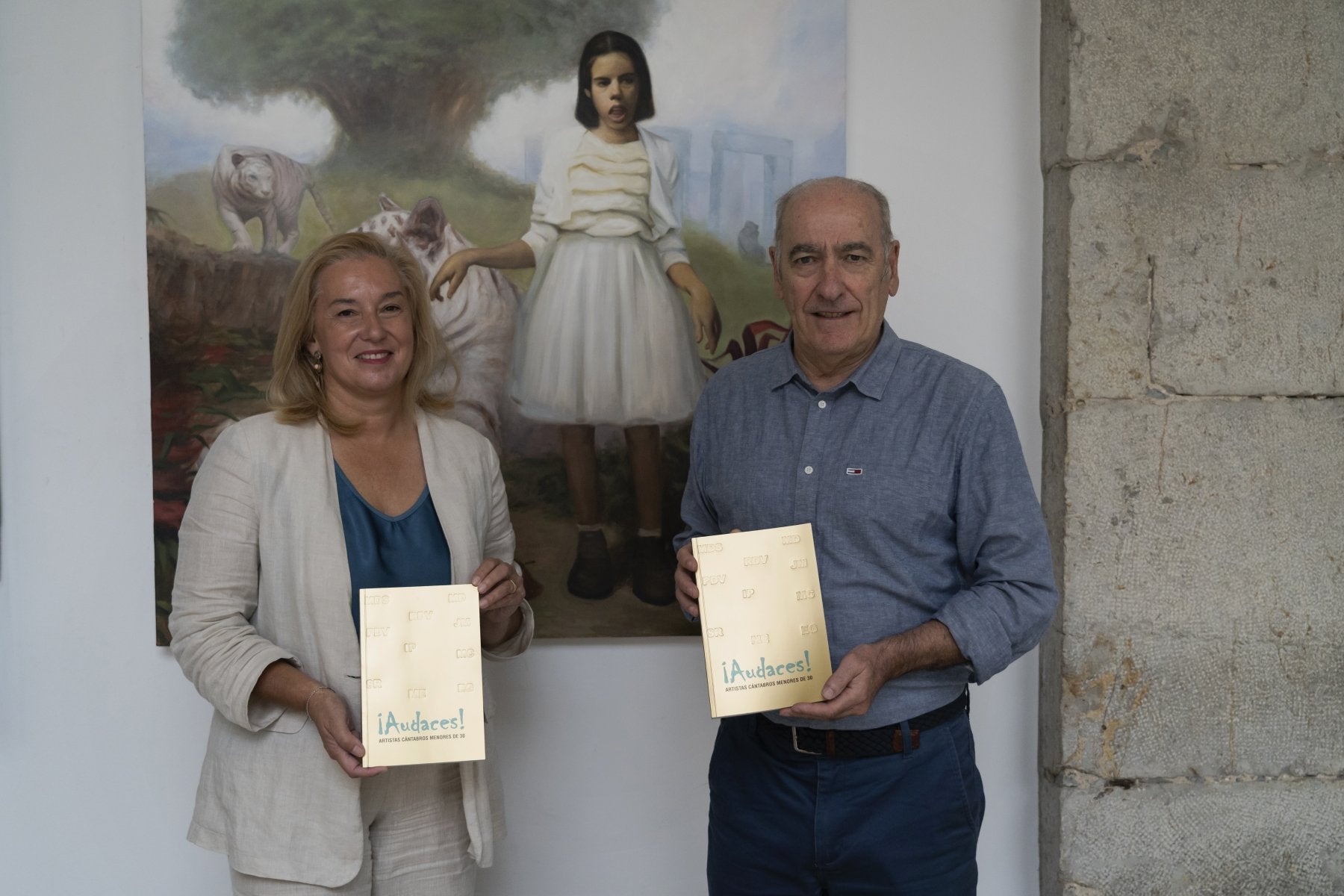 La presidenta del Parlamento, María José González Revuelta, y Jesús Alberto Pérez Castaños comisario de la muestra.