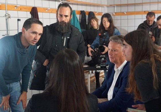 Nacho Solana, en el rodaje, junto a María Blasco y Louis Van Gaal.