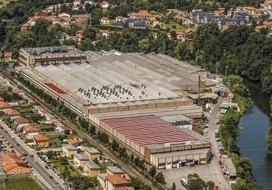 Fábrica de Bridgestone en la localidad cántabra de Puente San Miguel.