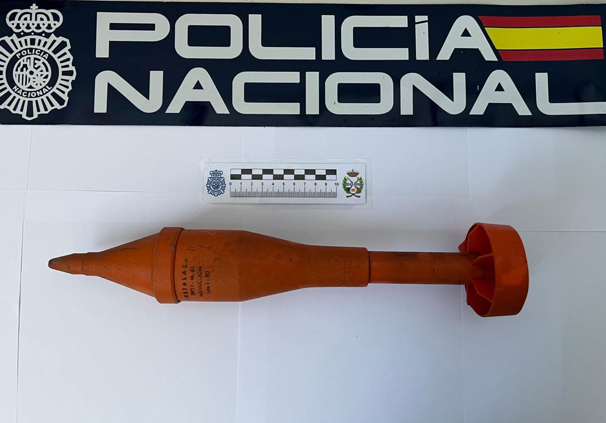 La Policía Nacional retira una granada antitanque en un piso de La Inmobiliaria