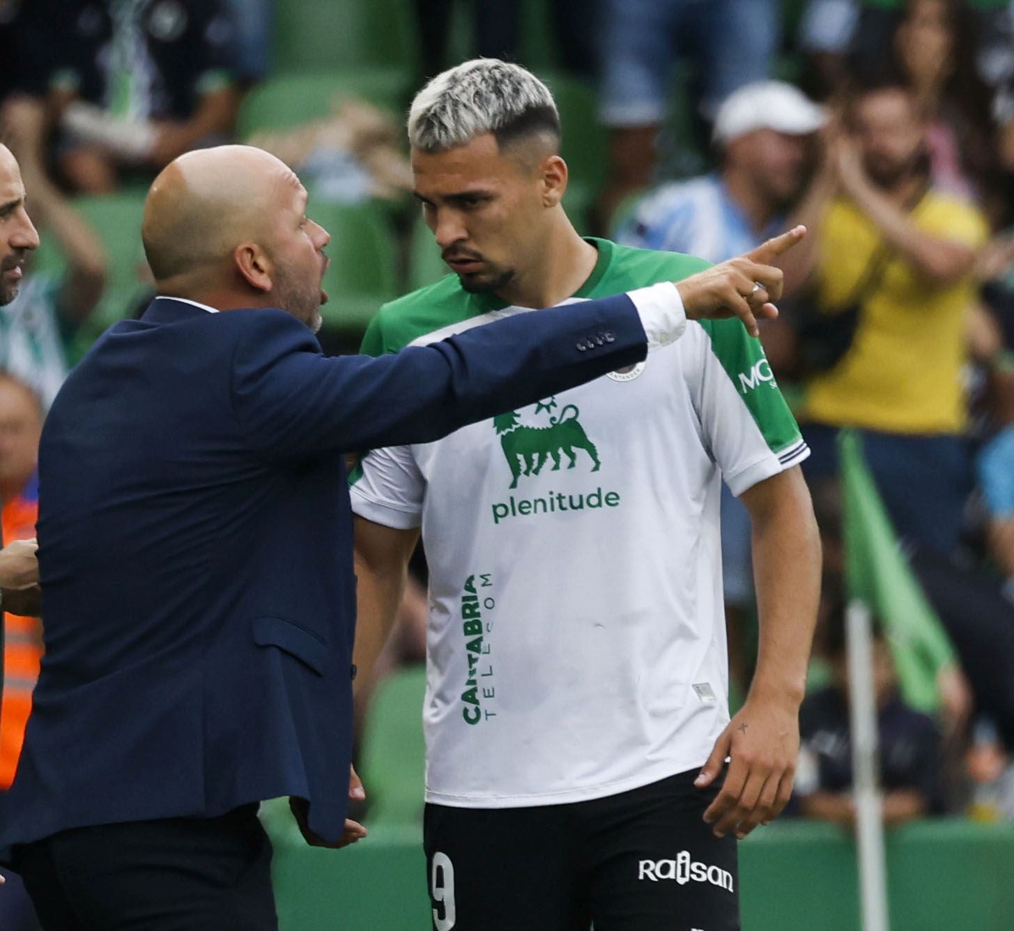 José Alberto López da instrucciones a Juan Carlos Arana, uno de los jugadores franquicia.