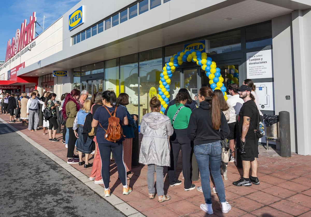 Clientes se agolpan en la entrada de la tienda de Ikea de El Alisal en su inauguración hace un año.