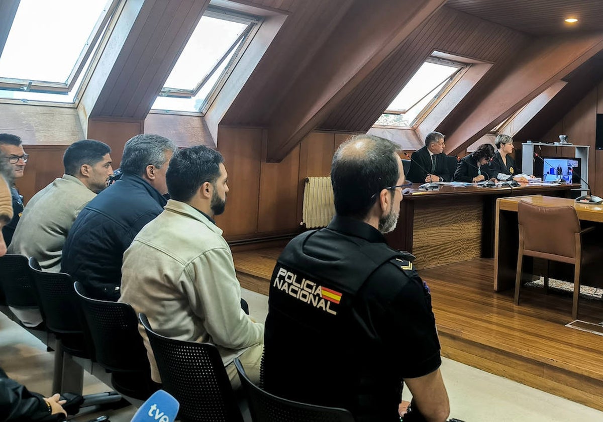 Los tres acusados durante el juicio celebrado este jueves en la Audiencia Provincial.