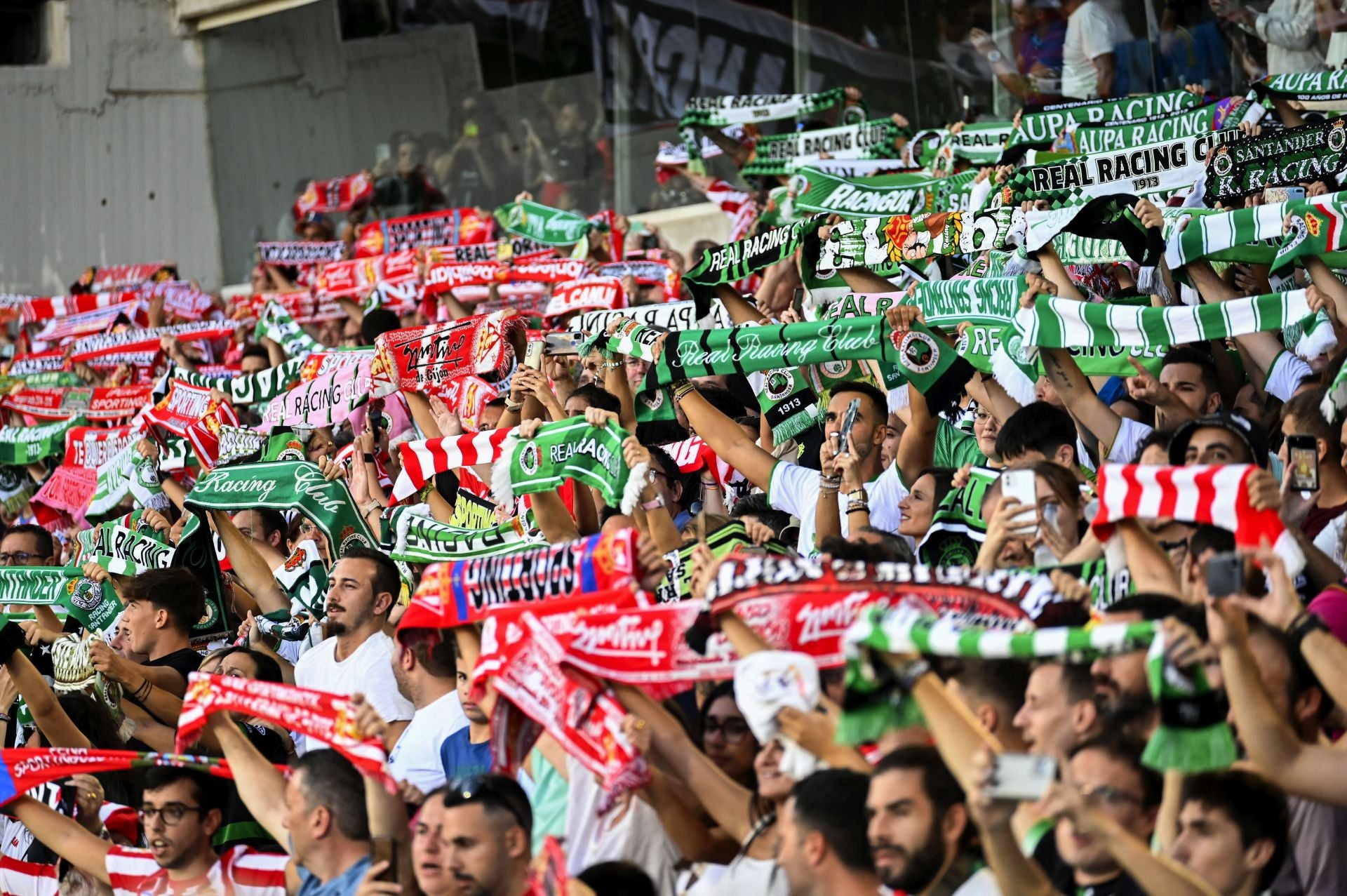 Aficionados del Racing y elSporting en la grada de los Campos de Sport el curso pasado.