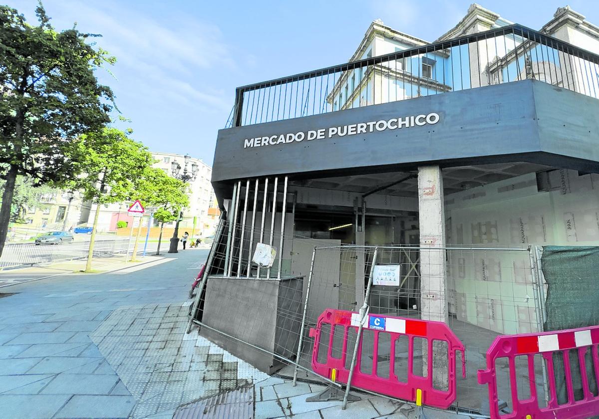 Exterior del Mercado de Puertochico, donde se efectúan obras de mejora que estarán finalizadas, previsiblemente, en octubre.