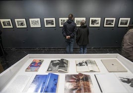 La muestra fotográfica inaugurada en el CDIS se completa con el apoyo de publicaciones.