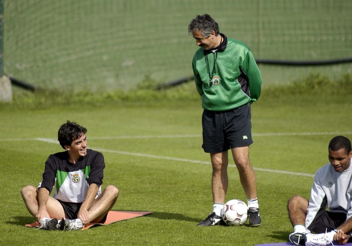 Manolo Preciado charla con Javi Guerrero.