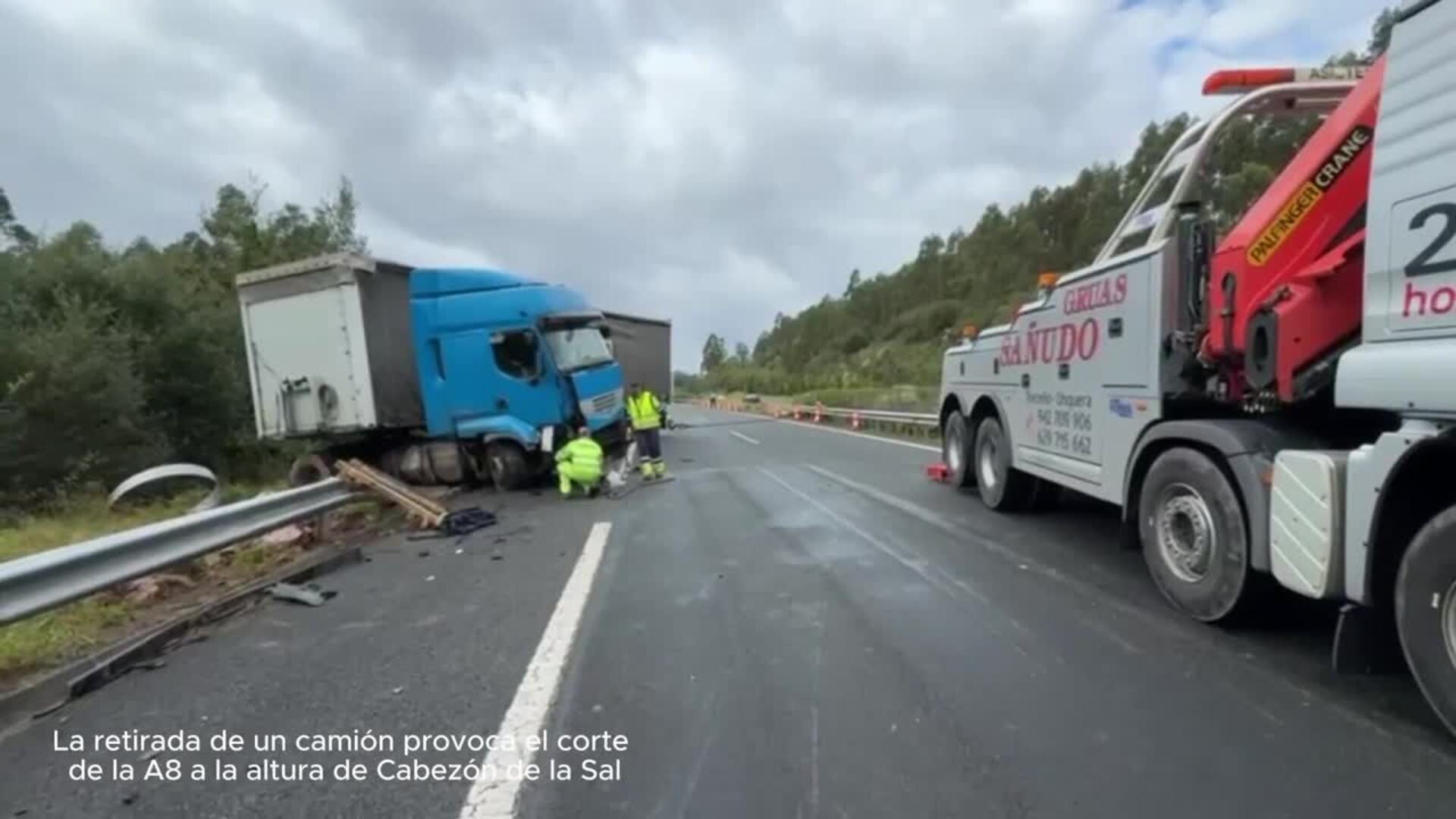 Camión accidentado en la A-8 en Cabezón