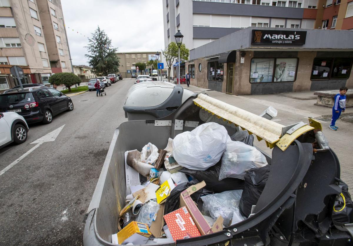 Contenedor lleno de basura en una calle de Maliaño.