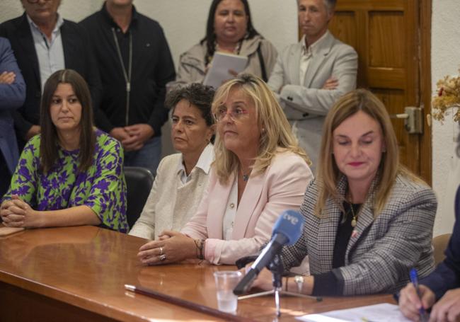 A la derecha, la portavoz del PRC, Ana Obregón junto a Pilar del Río.