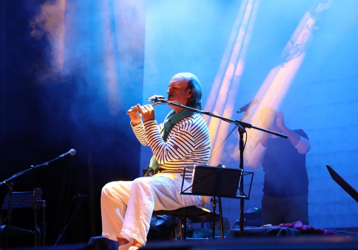 Carlos Núñez durante el concierto en Potes.