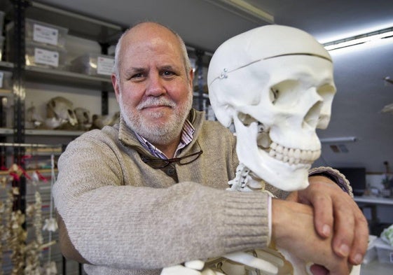 El catedrático de Prehistoria, Manuel González Morales, en uno de los laboratorios del Instituto Internacional de Investigaciones Prehistóricas.