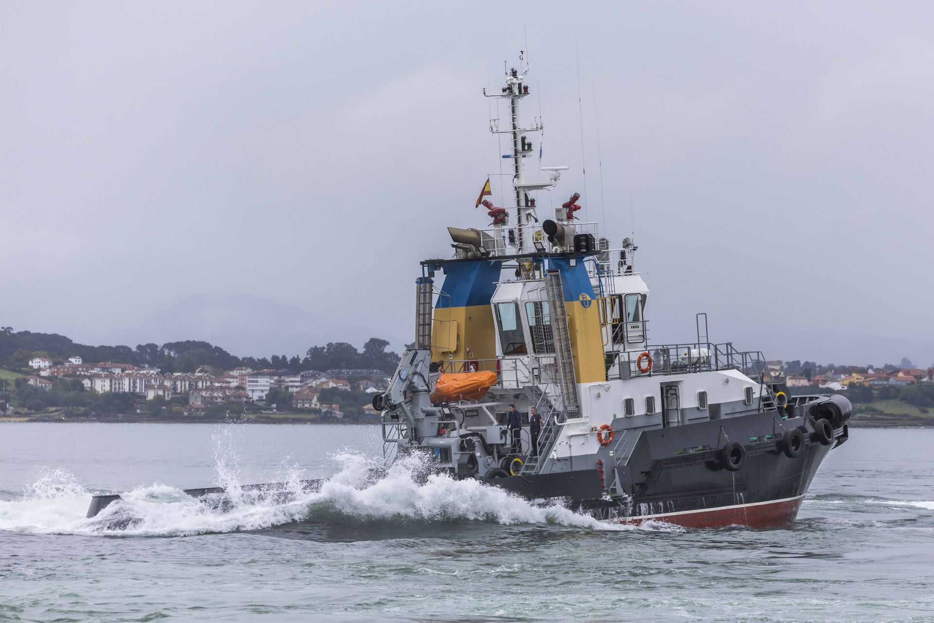 A pesar de que las condiciones de la mar no eran óptimas hicieron una demostración del funcionamiento del barco.