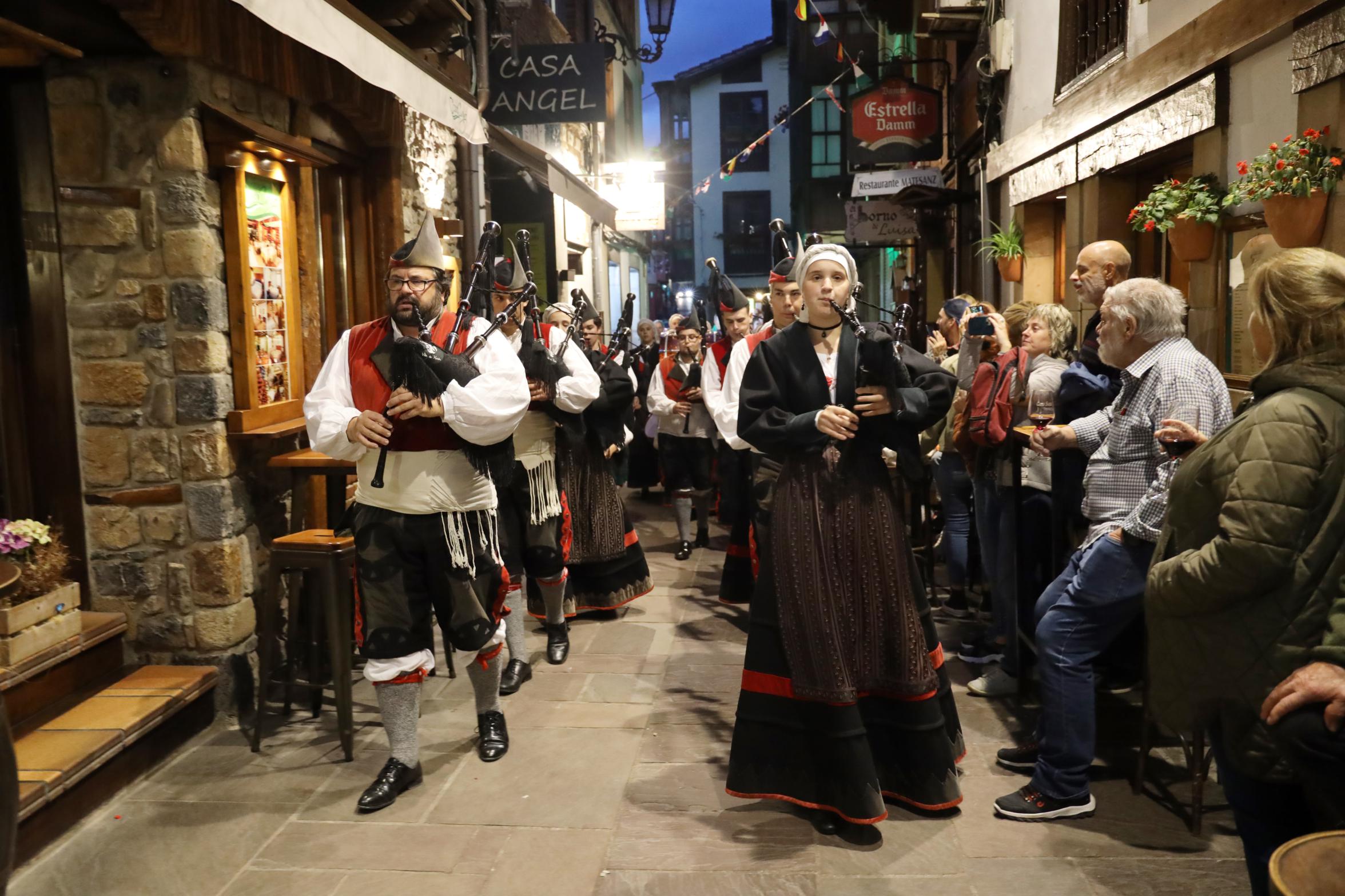 La Banda de Gaitas Villa de Xixón realizó un pasacalles por Potes antes del inicio del concierto, donde también participaron