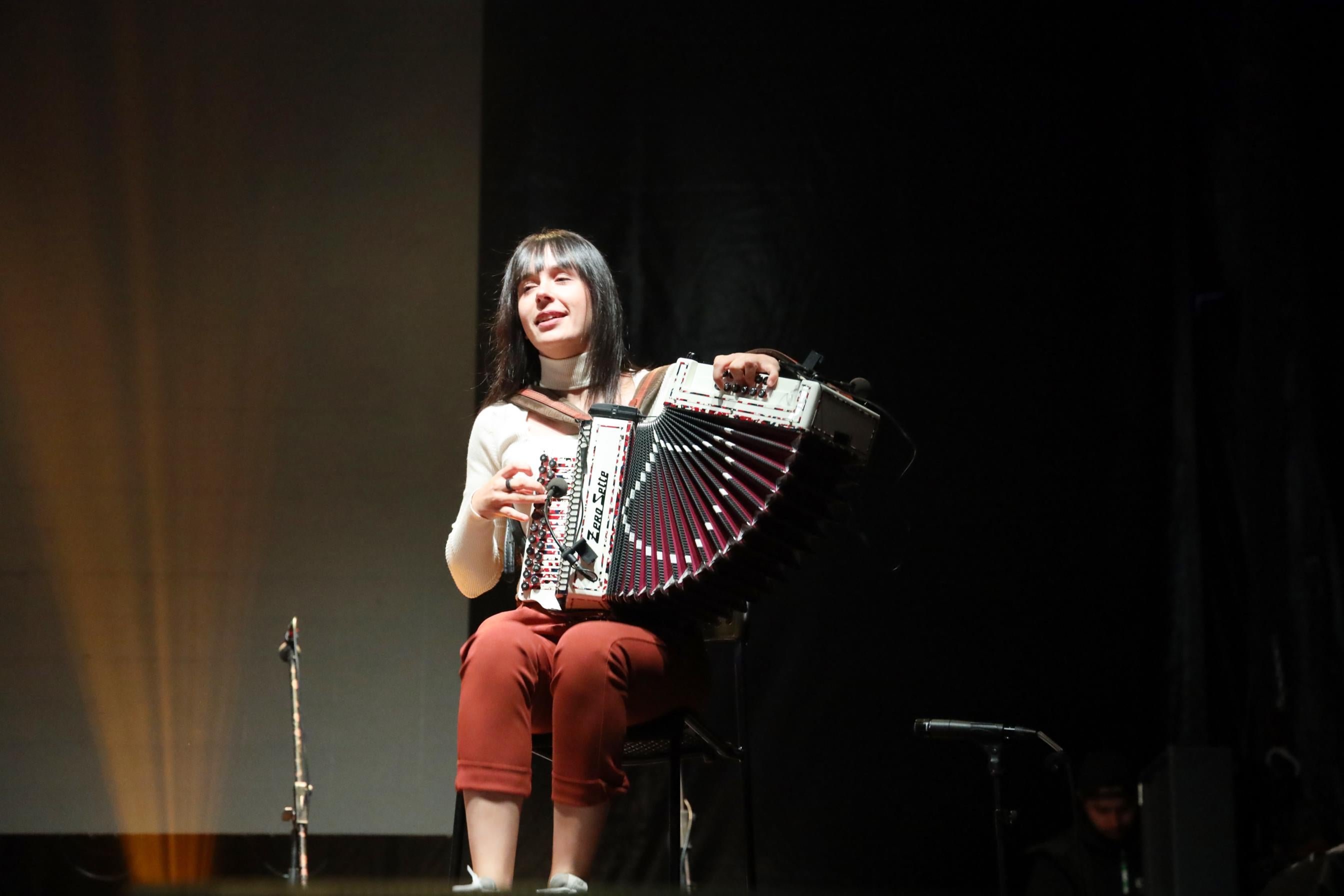 Itsasso Elizagoien, tocando el acordeón