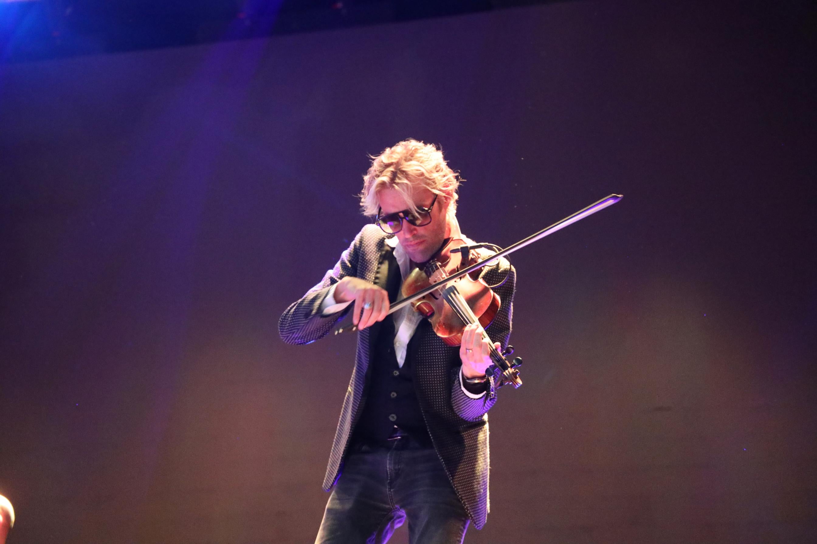 Jon Pilatzke durante una de sus virtuosas interpretaciones al violín