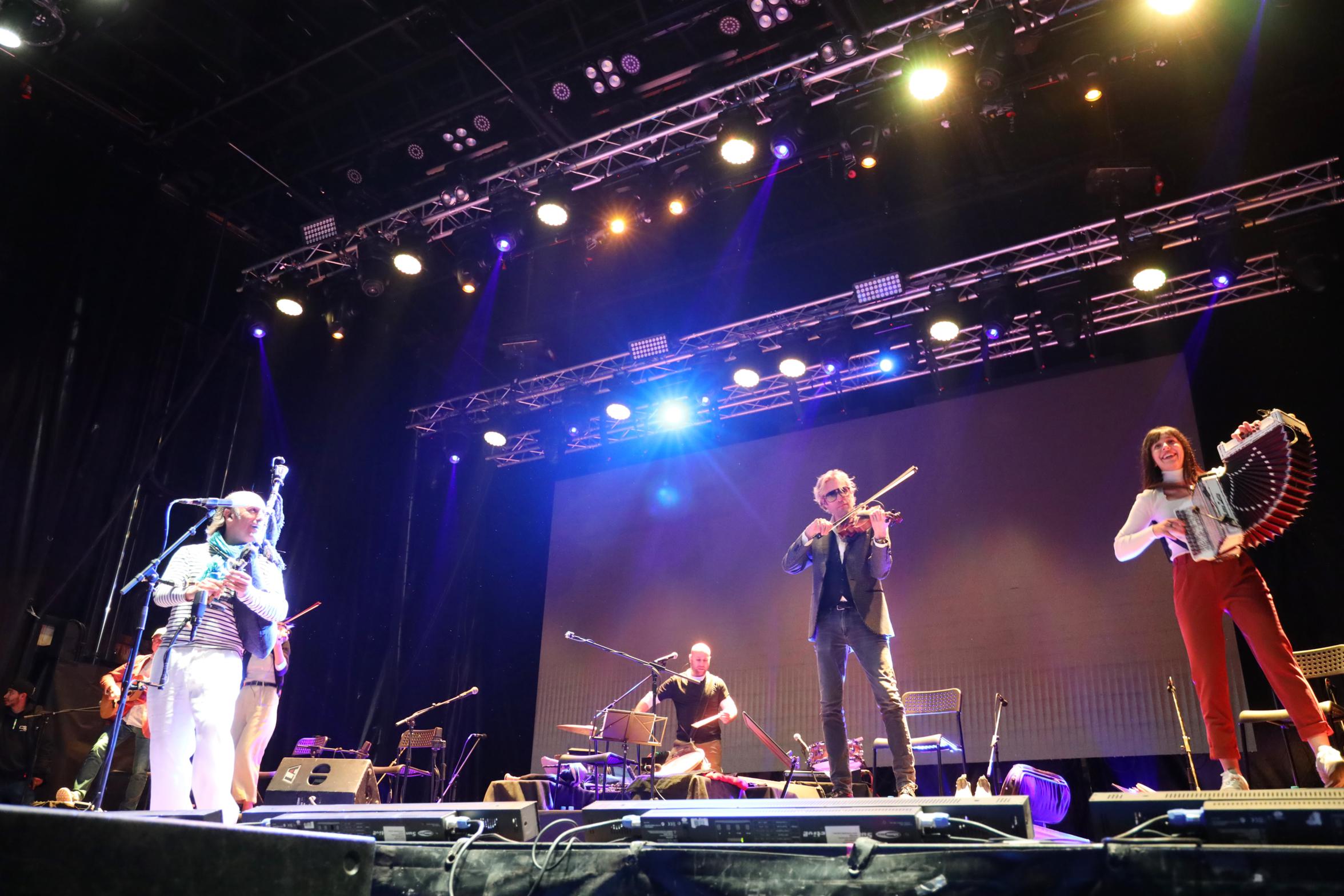 Carlos (gaita), Xurxo (percusión), Jon (violín) e Itsasso (acordeón), durante uno de los temas