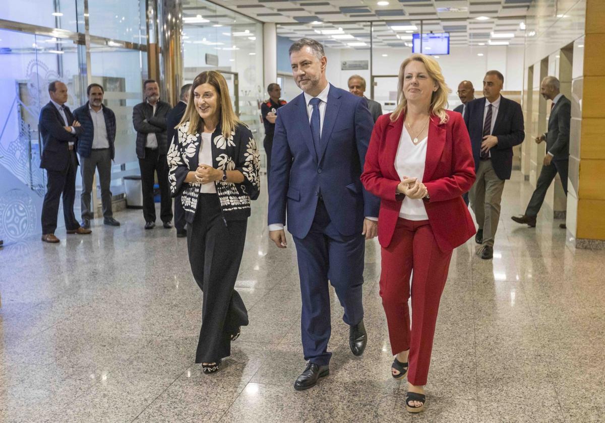 Primeros relevos. Buruaga, junto a los nuevos consejeros, antes de su toma de posesión.