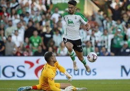 Andrés Martín falla una de las ocasiones del encuentro, un mano a mano, ante Yáñez, el meta del Sporting