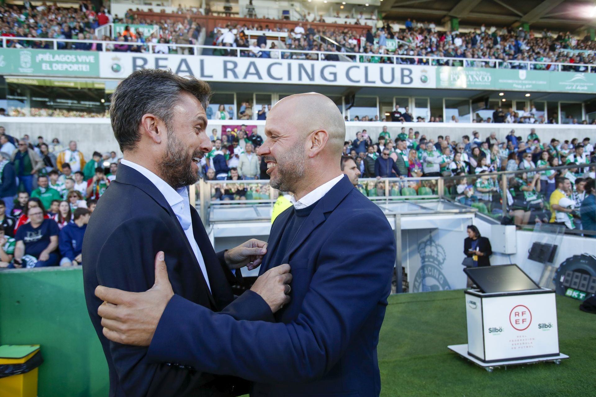 Rubén Alvés y José Alberto se saludan antes del partido