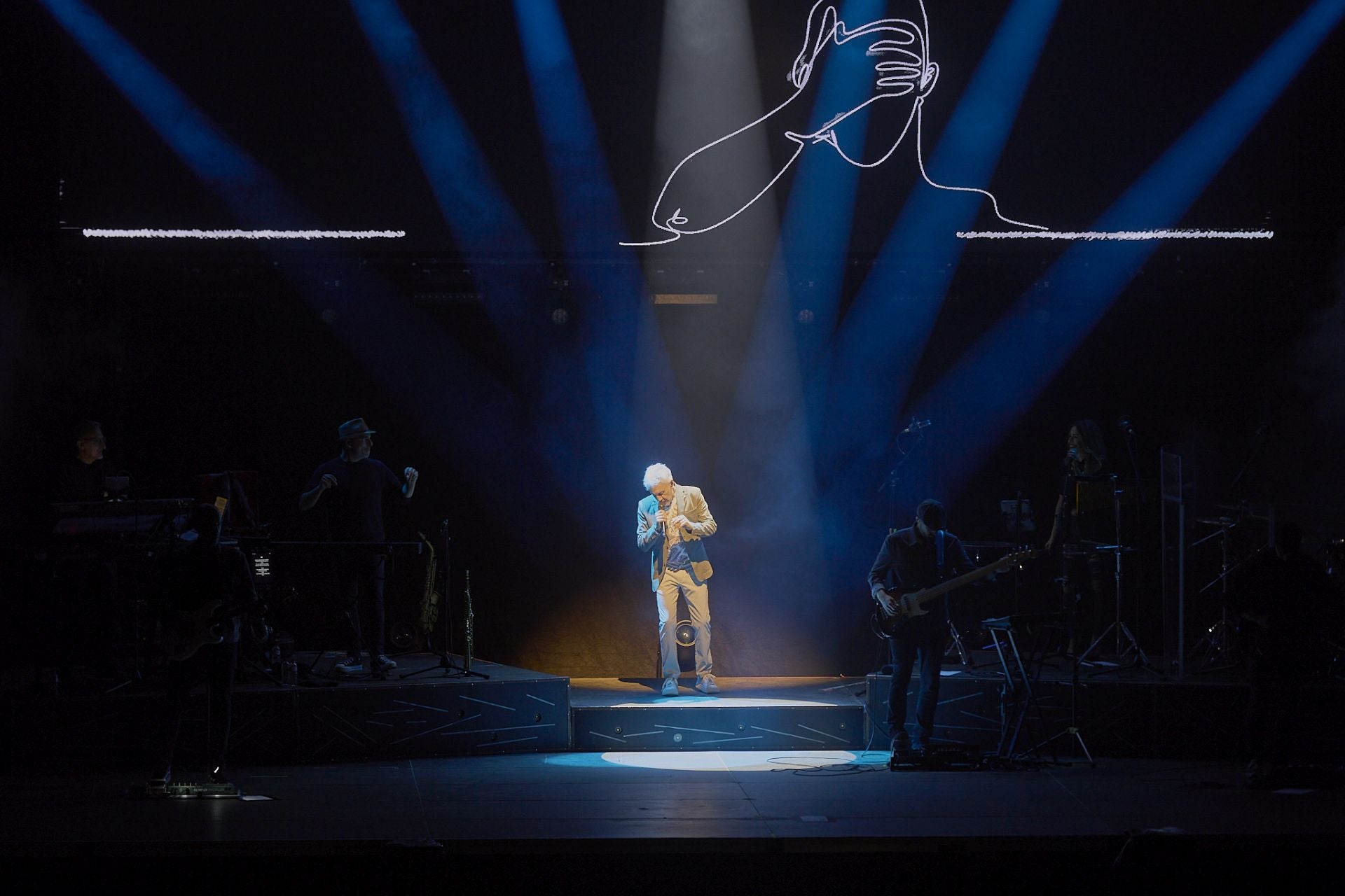 Otra imagen del cantante durante su concierto en Santander