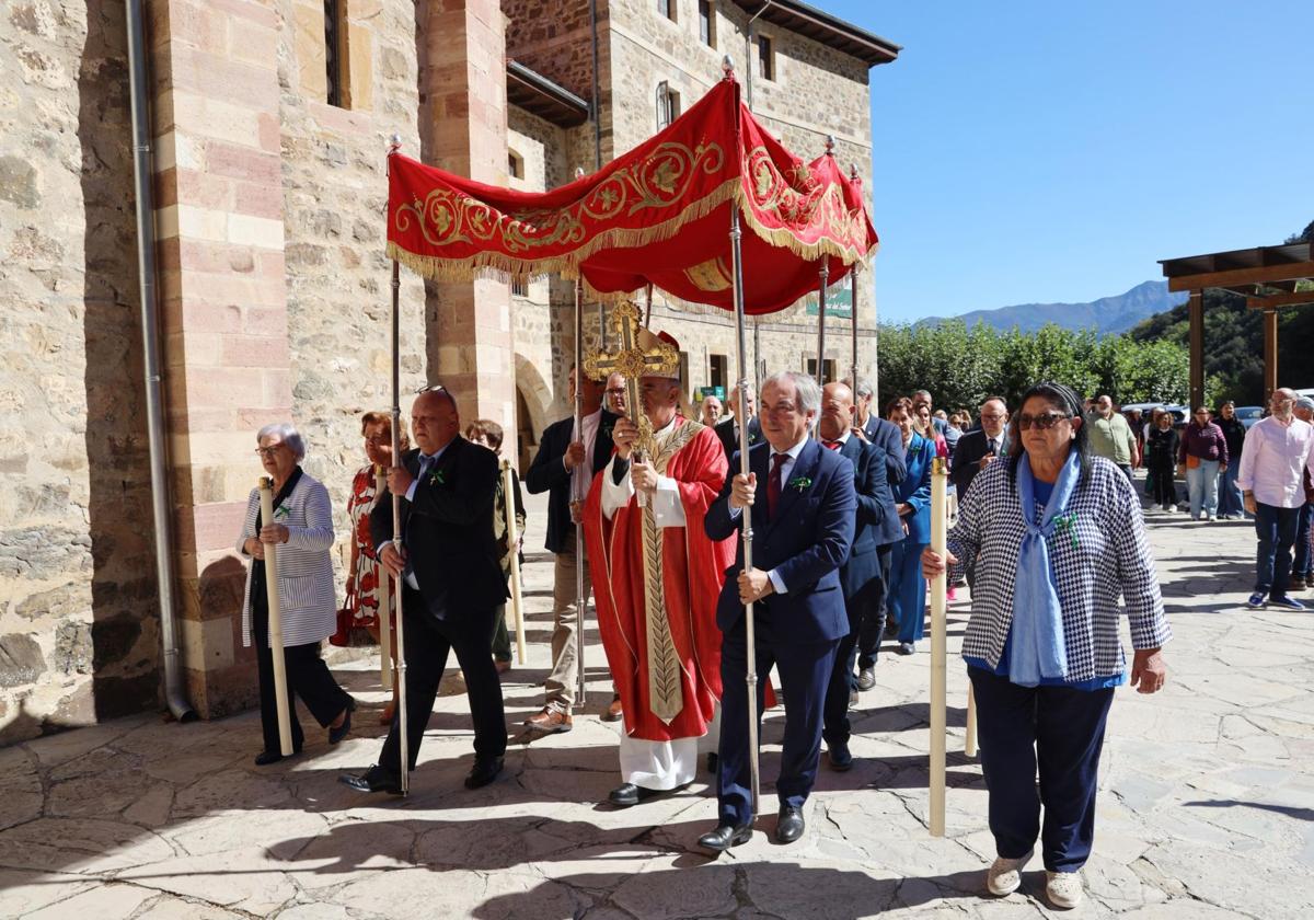 Arturo Ros lleva la reliquia del Lignum Crucis bajo palio en Santo Toribio.