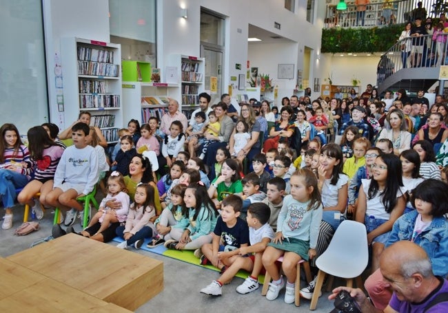 El público llenó la sala de la biblioteca de Los Corrales.