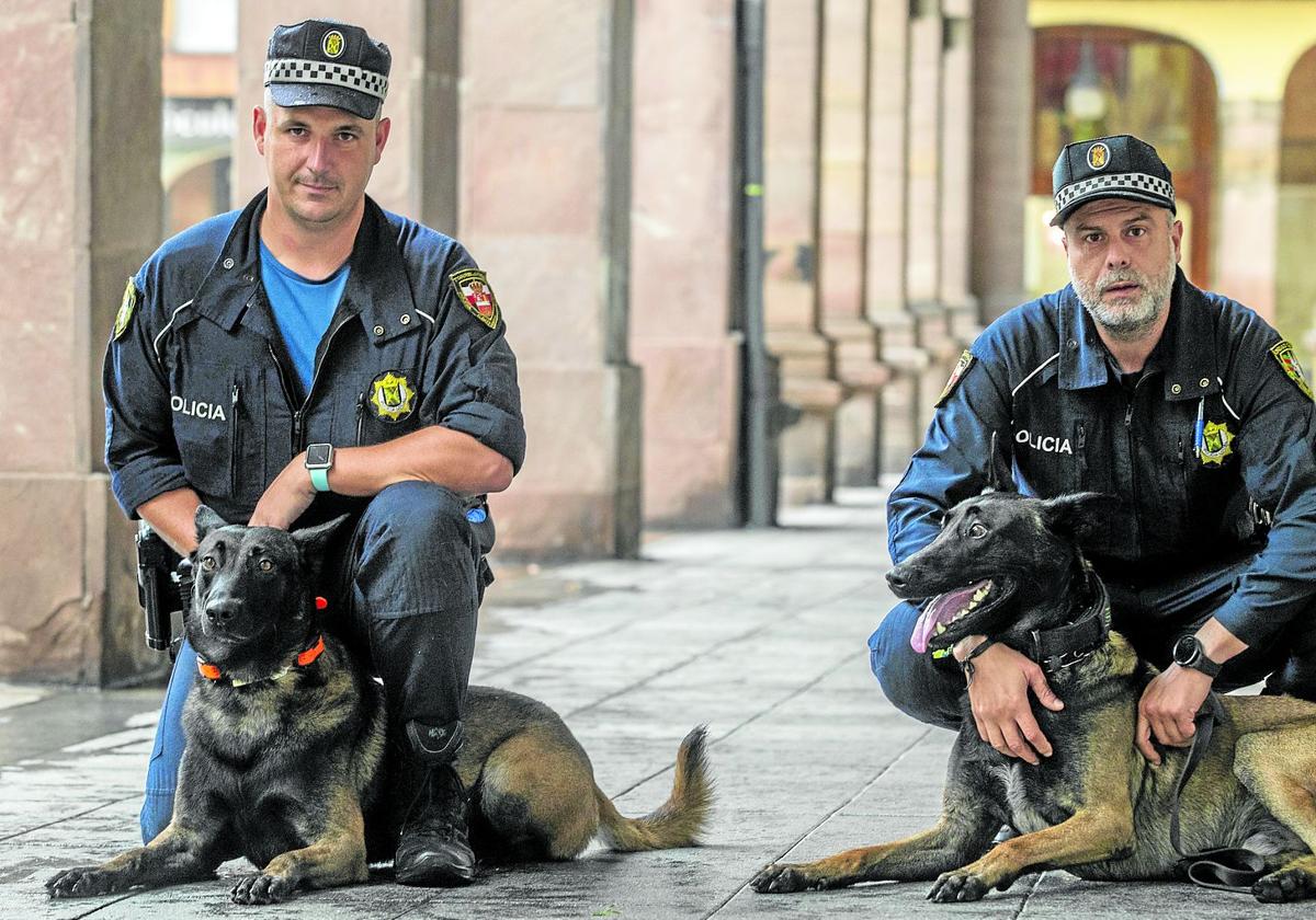 Pedro Cuadrado e Ismael Abascal muestran a Asgard y Urko en la Plaza Mayor.