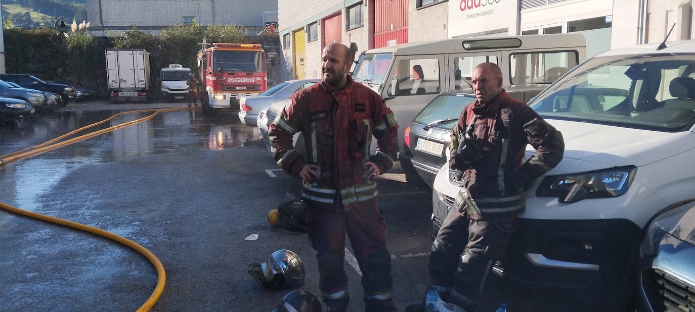 Bomberos, agotados, después de las labores de extinción