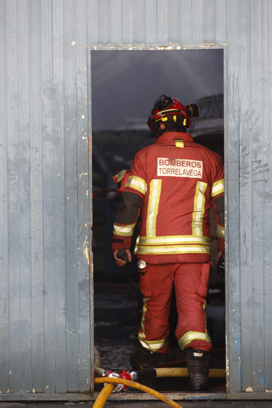 Un bombero, entrando en la nave cuando se dio por extinguido el incendio