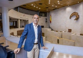 El portavoz popular, Juan José Alonso, en el salón de plenos del Parlamento, donde las sesiones arrancan mañana.