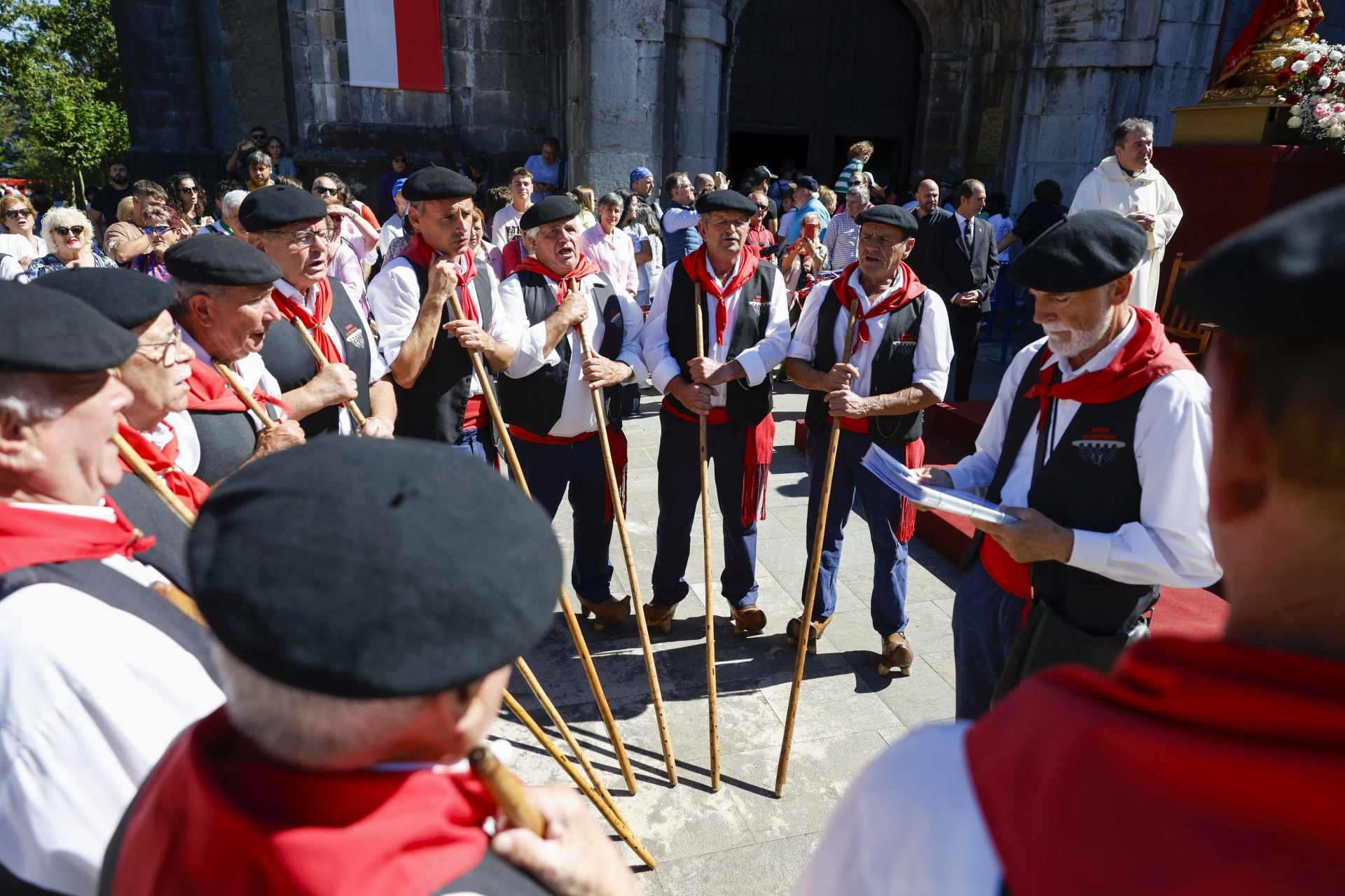 Actuación del Coro Ronda La Fuentona de Ruente.