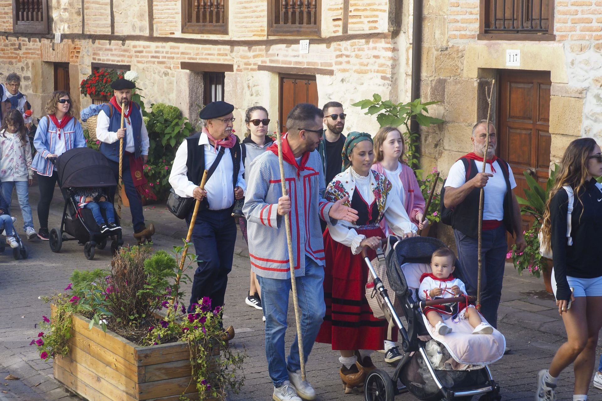 Los peregrinos partieron del Camino Real y los Torreones de Cartes para ir haciendo paradas hasta llegar a Cohicillos