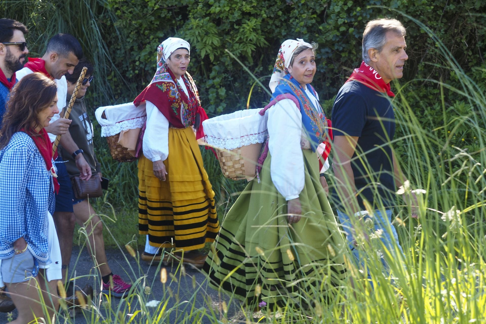 Mujeres ataviadas con trajes típicos montañeses.