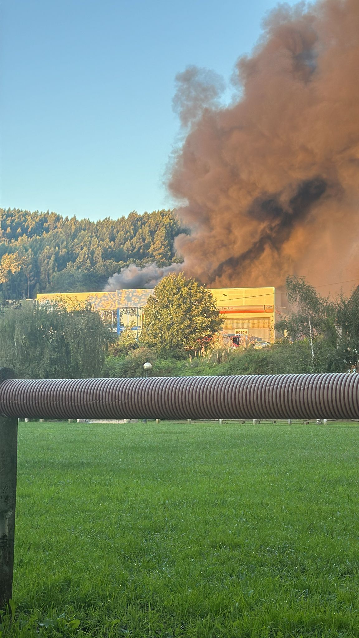 El humo sale del techo del taller Isidoro San Justo