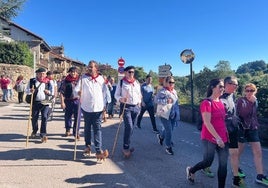 Los romeros, con albarcas, en la subida a Cohicillos.