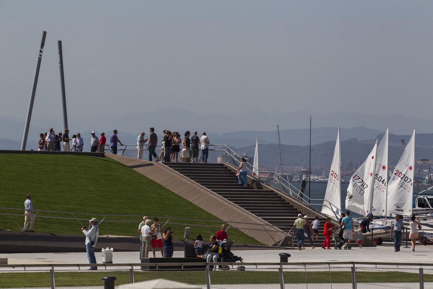 Los vecinos de Santander estrenan las nuevas instalaciones antes del Mundial de Vela que acogió la ciudad en 2014. 