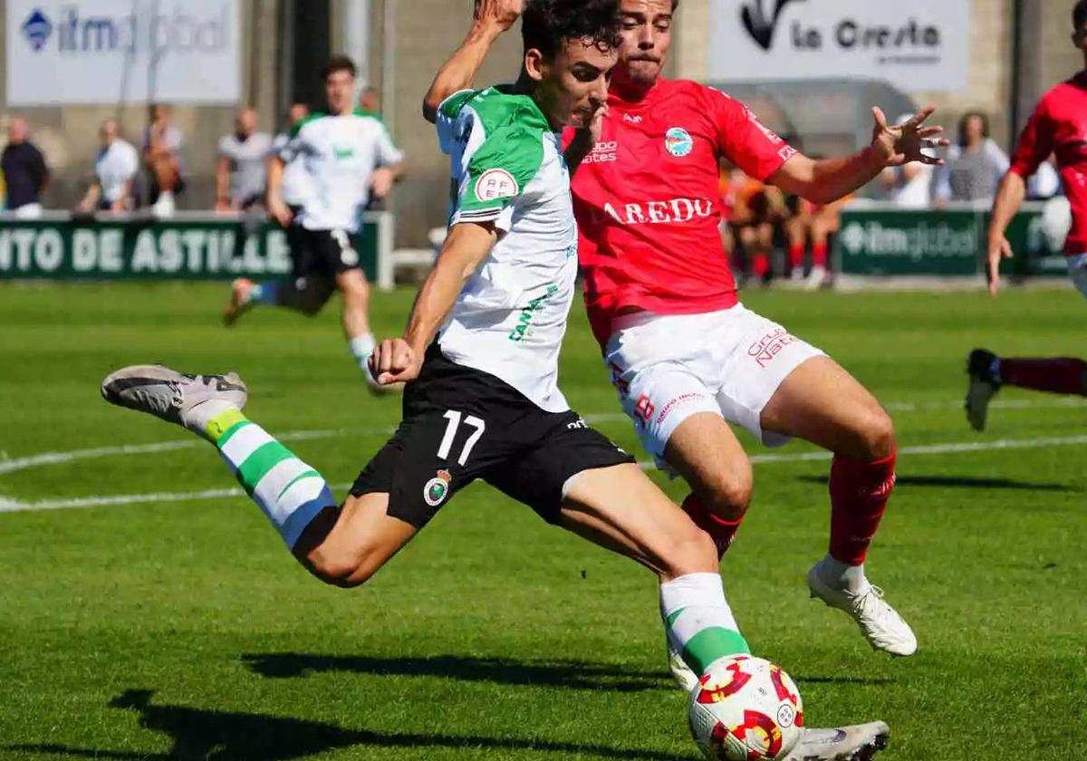 Ángel disputa un balón en La Planchada.