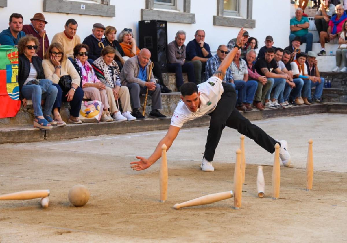 Víctor González birla durante el torneo disputado ayer en La Serna de Potes.