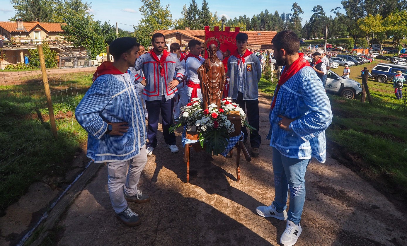 Los romeros, con la talla de San Cipriano.