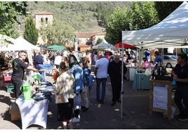 Mercado tradicional en el parque Jesús de Monasterio de la villa lebaniega