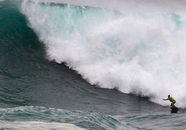 El surfista Nic Lamb, en la última edición de La Vaca Gigante en La Cantera, Cueto.