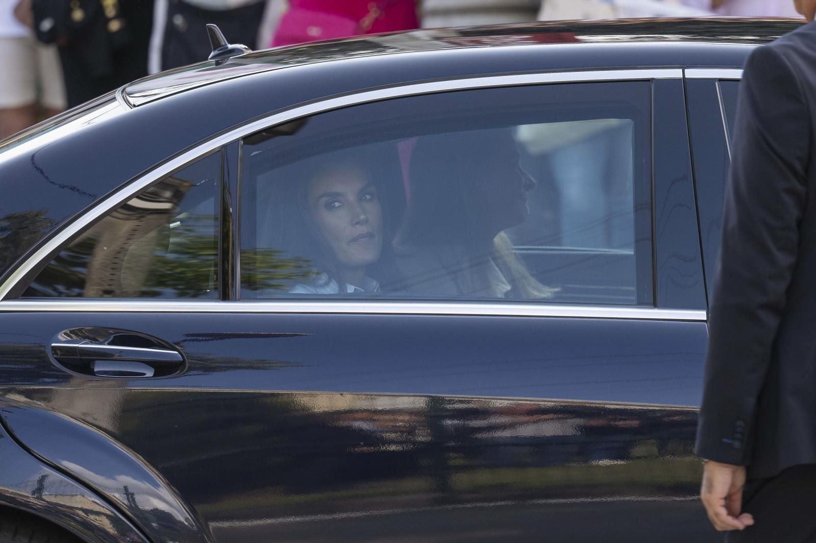 A su llegada en el coche oficial.