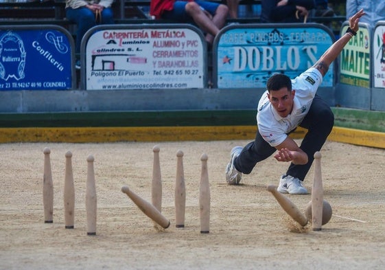 Víctor González se llevó ayer el triunfo de la bolera de La Venta de Colindres.