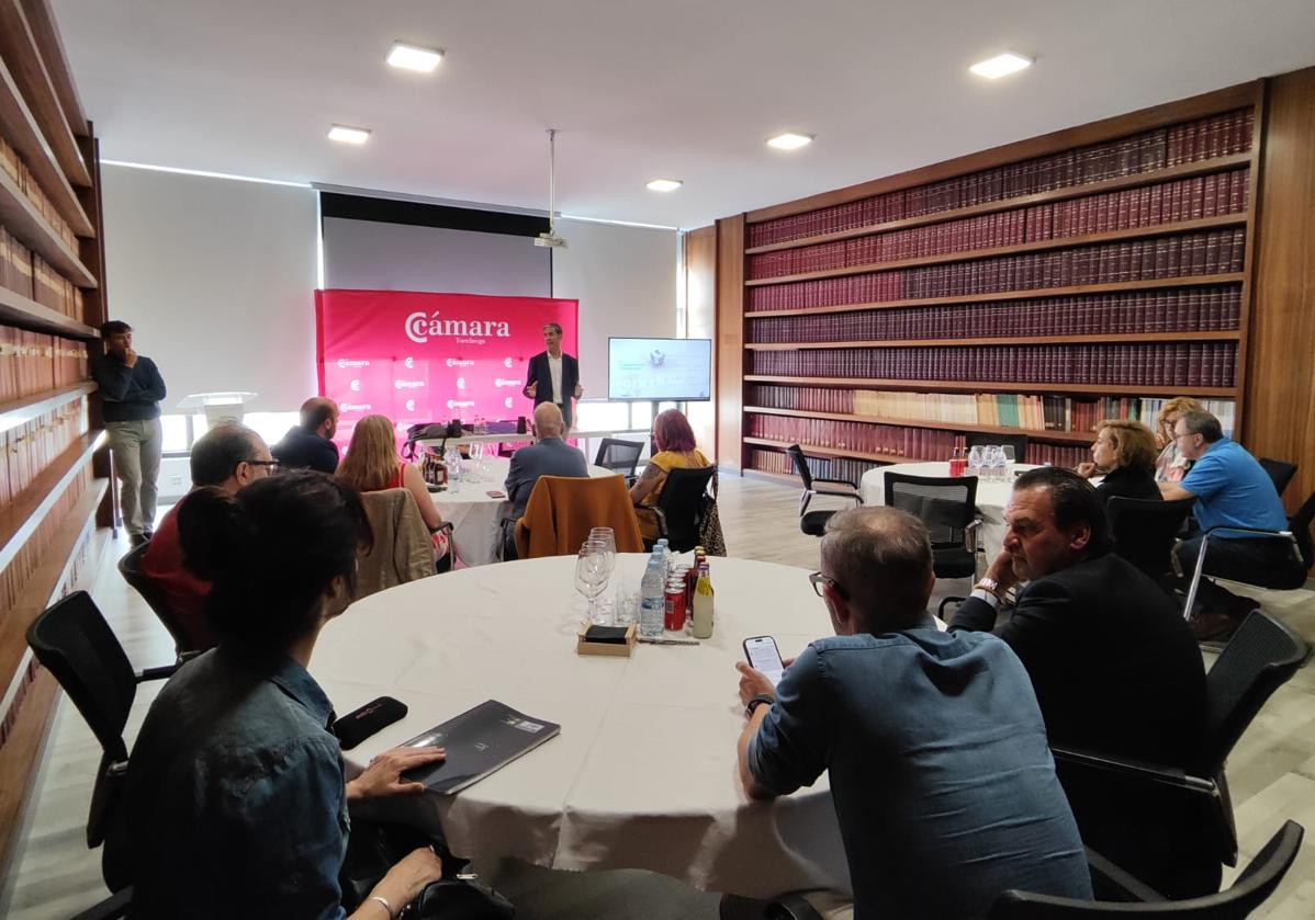 Imagen de la jornada llevada a cabo en el mes de junio con los comerciantes donde surgió la idea de crear esta solución.