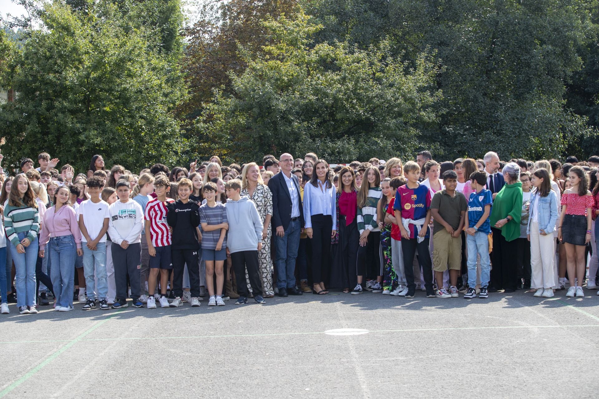 Al final, la Reina se ha tomado una foto de grupo con todo el alumnado y el claustro del instituto.