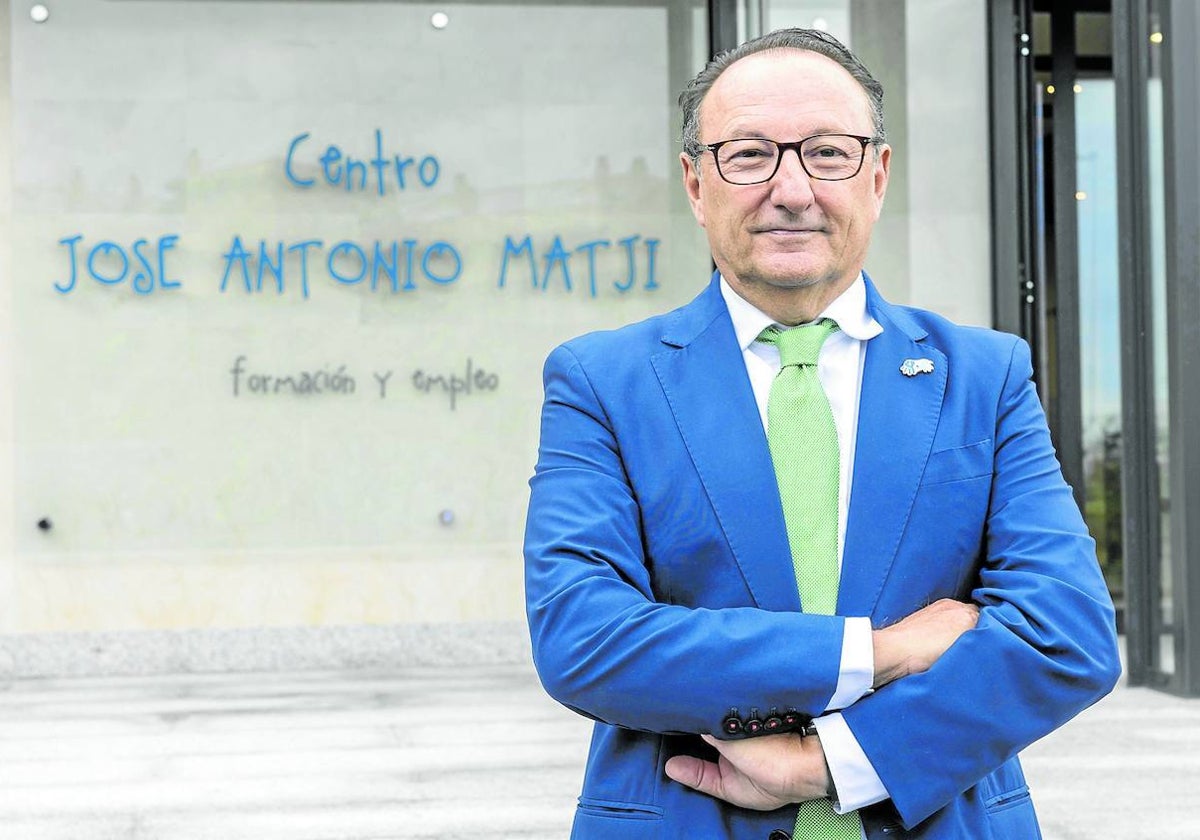 Juan Matji, esta semana, frente al centro, recién inaugurado, que lleva el nombre de su padre.