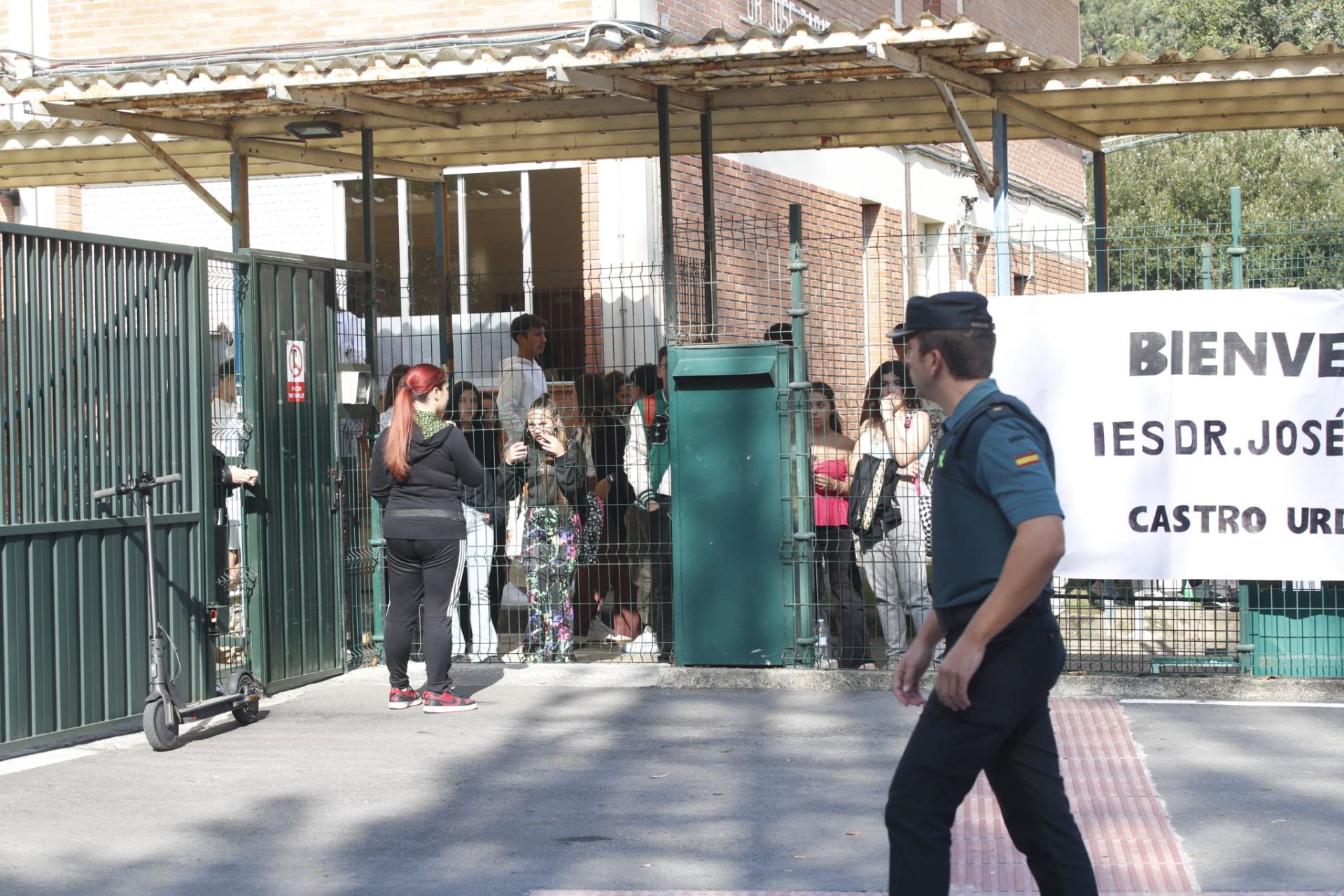 La visita, fuertemente restringida para los periodistas, que apenas han podido seguir a la Reina en su amplio recorrido por el instituto, ha durado casi dos horas.